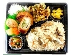 デイリーヤマザキ デイリーホット きのこご飯弁当 豚肉チーズカツ入り 商品写真