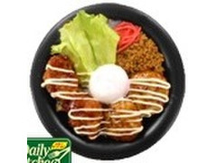 デイリーヤマザキ デイリーホット から揚げとつくねの照り焼きマヨネーズ丼 温泉卵のせ 商品写真