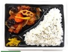 デイリーヤマザキ デイリーホット 鶏と野菜の黒酢あんかけ弁当 刻み生姜入り 商品写真