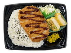 デイリーヤマザキ デイリーホット 梅しそ入り鶏の天ぷら＆ロースカツ弁当 商品写真