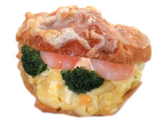 デイリーヤマザキ デイリーホット えびとブロッコリーとマカロニクロワッサンサンド
