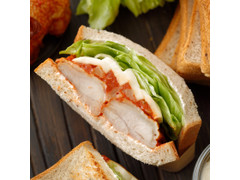 スターバックス チキン＆モッツァレラチーズサンドイッチ トマトソース 商品写真