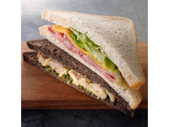 スターバックス ハムチーズ＆バジルチキンサンドイッチ 商品写真