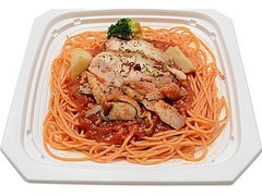 グリルチキンの大盛トマトソーススパゲティ