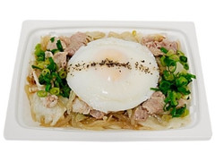 セブン-イレブン 目玉焼きをのせた肉野菜 商品写真