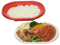 セブン-イレブン チキンソテー＆ハンバーグの二段弁当 商品写真