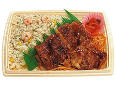 セブン-イレブン 海老ピラフ＆スパイシーグリルチキン弁当 商品写真