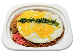 セブン-イレブン 玉子焼きをのせた麺もっちりソース焼そば 商品写真