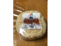 セブン-イレブン 鮭いくらおにぎり 商品写真