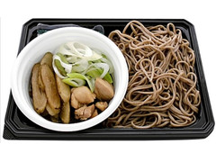 セブン-イレブン あったかつゆのとりごぼうつけ蕎麦 商品写真