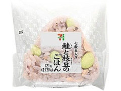 セブン-イレブン 鮭と枝豆のごはんおむすび 七穀米入り 商品写真