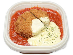 セブン-イレブン トマトとチーズソースで食べる！メンチカツ丼 商品写真