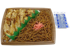 セブン-イレブン 鶏めし＆焼きそば弁当 鶏めし用タレ付き 商品写真