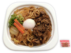 セブン-イレブン 半熟玉子で食べる！牛すき焼きうどん 商品写真