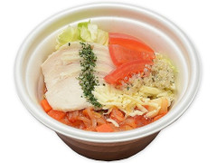 セブン-イレブン 野菜を食べよう！蒸し鶏とトマトのスープ 商品写真