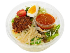 セブン-イレブン 肉味噌で食べる！ラーメンサラダ