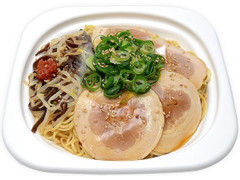 セブン-イレブン 黒マー油の風味広がる豚骨焼ラーメン 商品写真