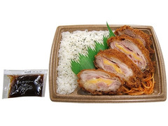 セブン-イレブン 3種チーズのハムチーズチキンカツ弁当 商品写真