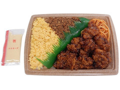 セブン-イレブン たっぷりマヨのピリ辛チキン＆鶏そぼろ弁当 商品写真