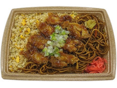 セブン-イレブン 北関東限定！炒飯＆油淋鶏の焼きそば弁当 商品写真