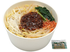 セブン-イレブン まぜ麺！シビれる辛さの汁なし担々麺 商品写真