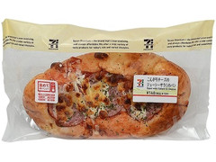 セブン-イレブン こんがりチーズのジューシーサラミのパン 商品写真