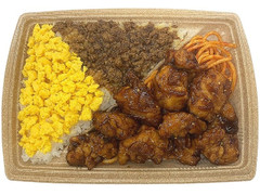 セブン-イレブン ピリ辛チキン＆ななたまの玉子そぼろ弁当 商品写真