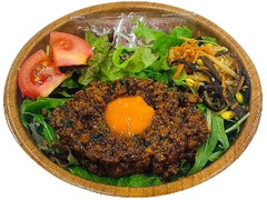 台湾肉味噌で食べる！まぜサラダ