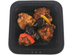 セブン-イレブン 鶏唐揚げと夏野菜の甘辛ソース 商品写真