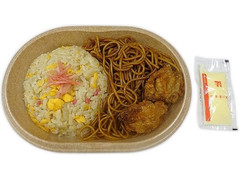 セブン-イレブン 炒飯＆焼きそば弁当 別添マヨネーズ 商品写真