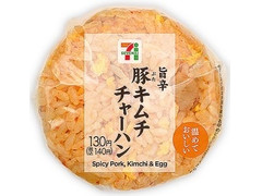 セブン-イレブン 旨辛 豚キムチチャーハンおむすび 商品写真