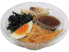 蒸し鶏と三陸産わかめのピリ辛ラーメンサラダ