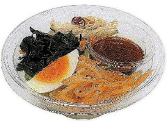 蒸し鶏と三陸産わかめのピリ辛ラーメンサラダ