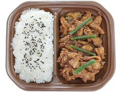 セブン-イレブン 豚肉と豚ホルモンの味噌炒め弁当 商品写真