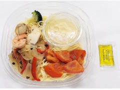 セブン-イレブン 魚介の冷製パスタ塩とオリーブオイルのソース 商品写真