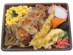 セブン-イレブン おかずをのせた一番だし炊き込みご飯 商品写真