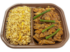 セブン-イレブン チャーハン＆豚肉とホルモンの辛味噌炒め弁当 商品写真