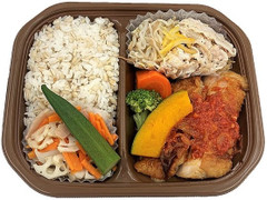 セブン-イレブン グリルチキンと豚もやし弁当 もち麦入り 商品写真