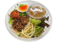 セブン-イレブン 肉味噌で食べる ラーメンサラダ