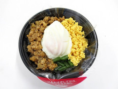 セブン-イレブン 温玉入り 桜島どりの鶏そぼろ丼 商品写真