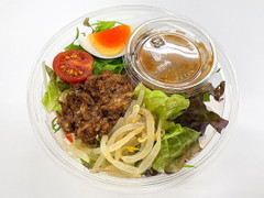 セブン-イレブン 野菜と食べる ピリ辛肉味噌ラーメンサラダ 商品写真