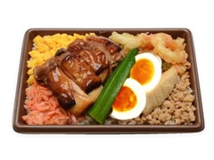 8品目のおかずをのせた小海老の炊き込みご飯