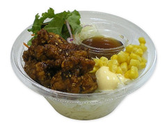 セブン-イレブン 甘辛鶏唐揚げとコーンのパスタサラダ 商品写真