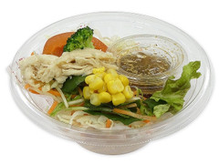 セブン-イレブン 野菜と食べる蒸し鶏のパリパリ麺サラダ 商品写真