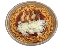 セブン-イレブン 麺大盛グリルチキンのピリ辛トマトソースパスタ