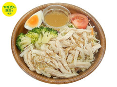 セブン-イレブン 10種野菜の蒸し鶏サラダ 商品写真