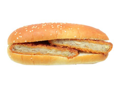 セブン-イレブン キャベツが入った鶏メンチカツのパン 商品写真