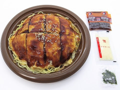 セブン-イレブン 広島の味 麺大盛広島お好み焼き 肉玉そば 商品写真