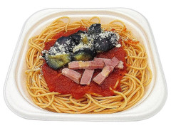 セブン-イレブン 岡山県産ナスとベーコンのピリ辛トマトパスタ 商品写真