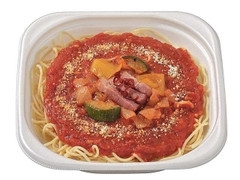 グリル野菜とベーコンのピリ辛トマトパスタ